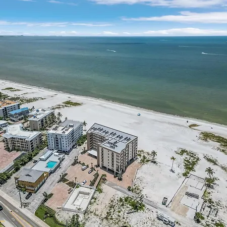 Villa Gulf-Front W/ Stunning Views & Full-Length Balcony
